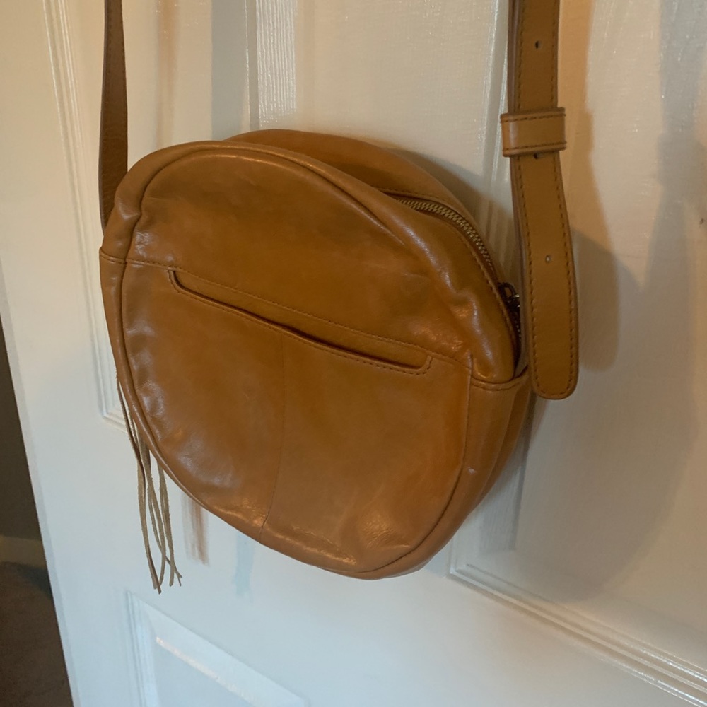 Hobo crossbody tan